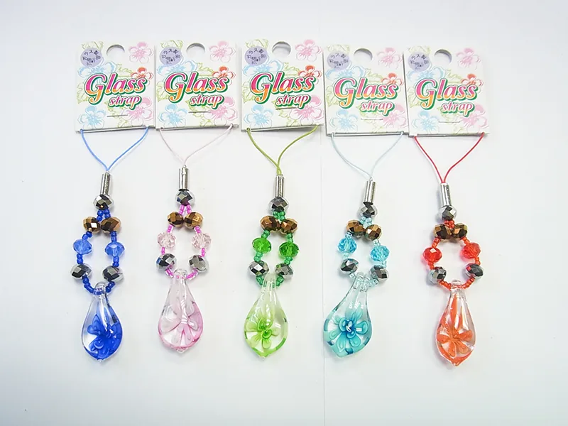 「Glass strap」の台紙に付いた、玉を輪にしてしずく形の飾りを下げたストラップ5色。青・ピンク・黄緑・水色・オレンジ。しずくの中に花模様が入っている
