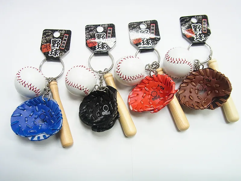 「野球」の台紙に付いた、ボール・バット・グローブを組み合わせたキーホルダー4組。グローブは青・黒・赤・茶