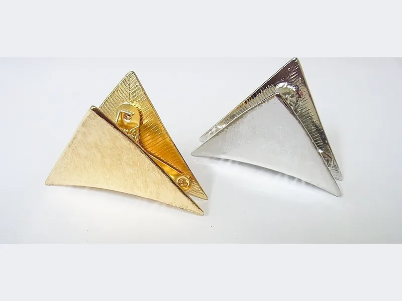 三角形の金属バレッタ2点。金色と銀色