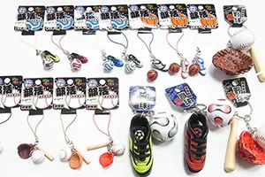 学生向けシリーズの商品を並べた写真。サッカー・野球・バスケットボールの部活モチーフのキーホルダーとストラップ