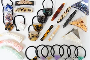 ヘアアクセサリー・アセチ/アクリルシリーズの商品を並べた写真。べっ甲柄とマーブル柄のバレッタ、バンスクリップ、ヘアゴム